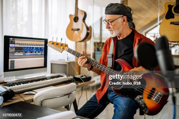 praticare il basso elettrico - chitarra elettrica foto e immagini stock