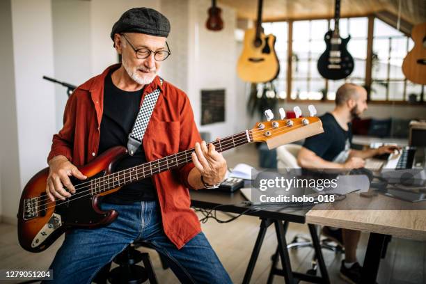 vater und sohn musiker üben - elektrogitarre stock-fotos und bilder