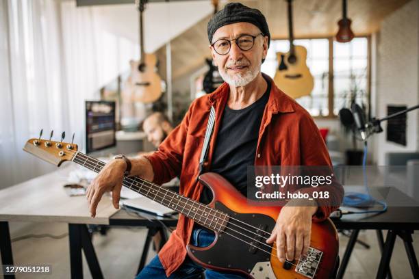 ritratto di musicista senior con chitarra elettrica - electric guitar foto e immagini stock