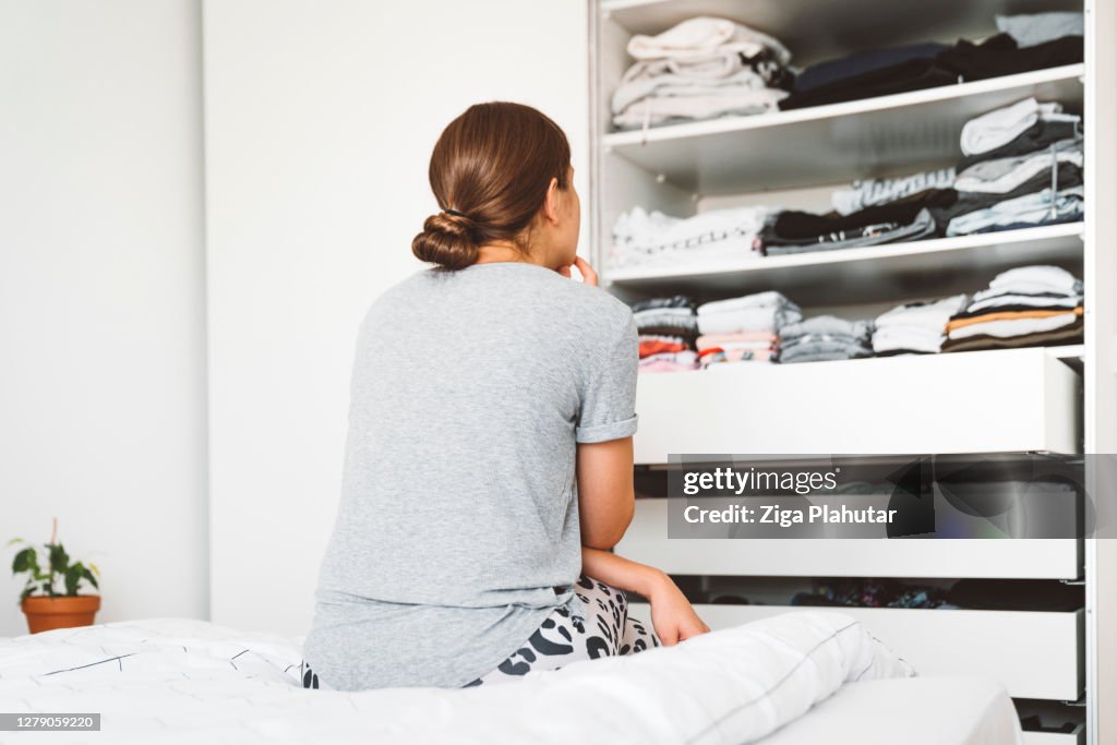 Vrouw met haar haar in een broodje dat beslist wat te dragen