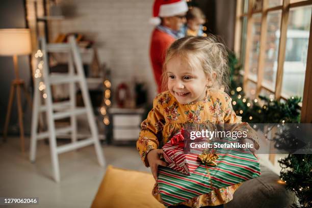 wat we in de doos hebben - kerstkado stockfoto's en -beelden