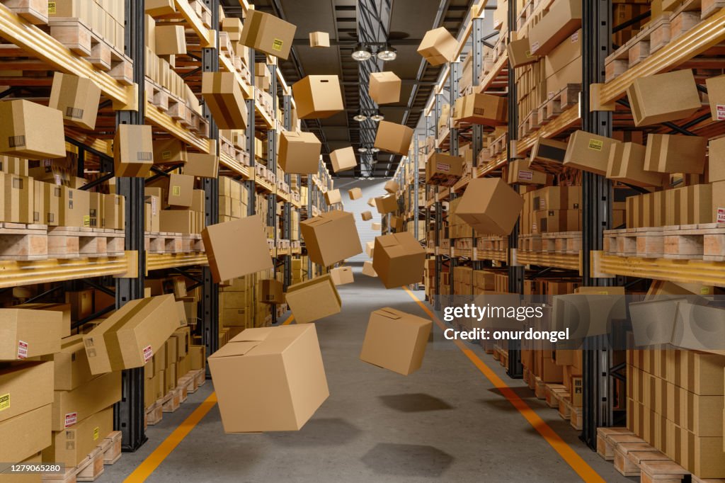 Cajas de cartón colapsando y volando en el almacén
