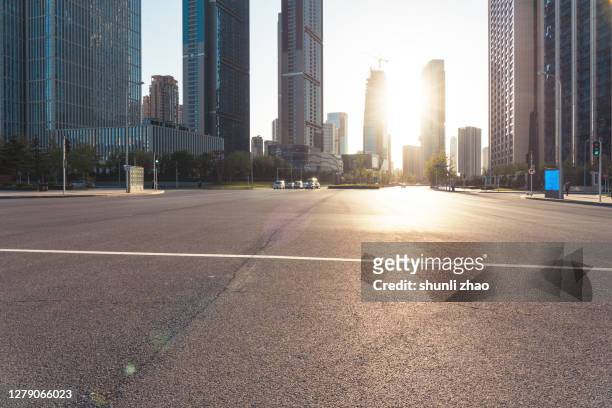 streets of the city's financial district - empty road foto e immagini stock