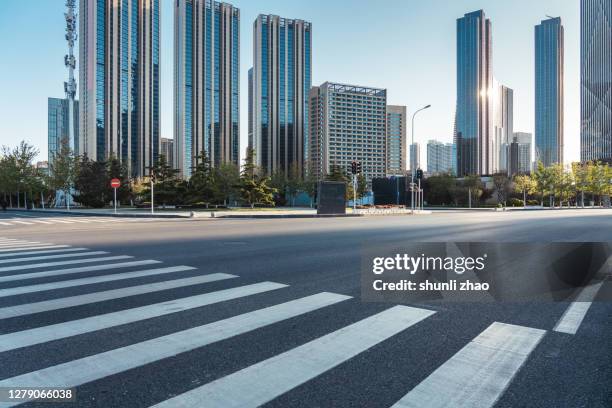 streets of the city's financial district - passage balisé photos et images de collection