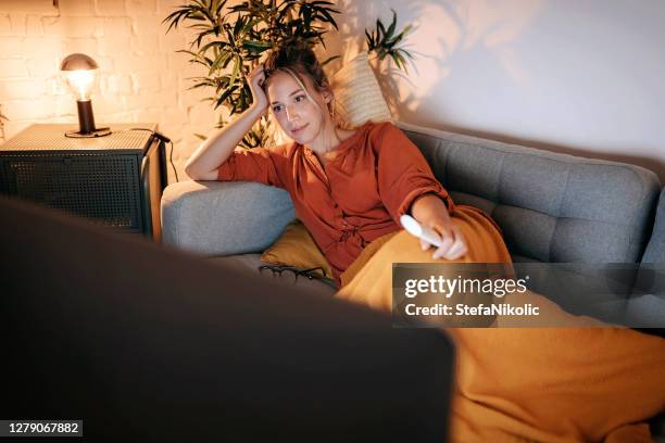 känner mig så trött - watching tv bildbanksfoton och bilder