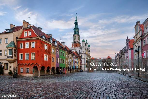 sunrise at the main square in poznan old town, western poland - old town poznan photos et images de collection
