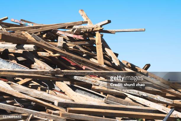 wooden strips piled on a construction site - houtstapel stockfoto's en -beelden
