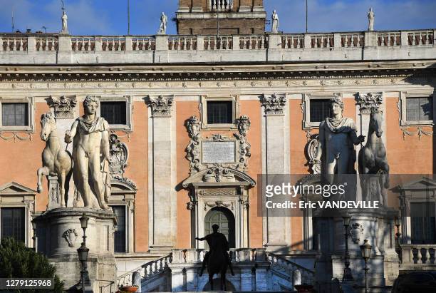 La place du Capitole avec les statues de Castor et Pollux , au fond le Palazzo Senatorio, le siège de la mairie de Rome, au centre la statue de Marc...