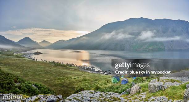 a panoramic of wastwater in the lake district - camping selvagem imagens e fotografias de stock