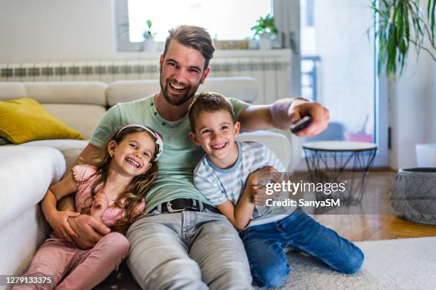 happy family relaxing and watching tv at home - glee tv show imagens e fotografias de stock