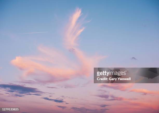 whispy clouds at sunset - cloud sky stock-fotos und bilder