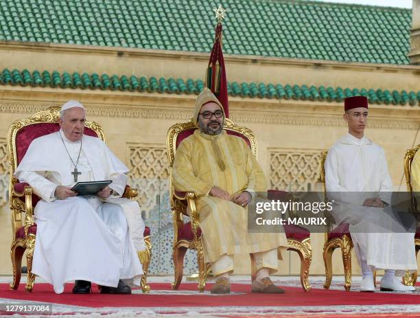 Le pape Francois , le roi du Maroc Mohammed VI et son fils le prince Moulay El Hassan participent à une cérémonie de bienvenue sur l'esplanade de la...