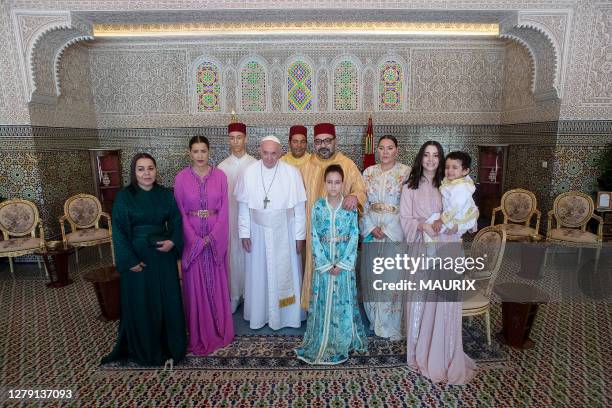 Le pape François pose avec la famille royale du Maroc au Palais royal de Rabat, Maroc le 30 mars 2019 lors de sa visite officielle de deux jours. De...