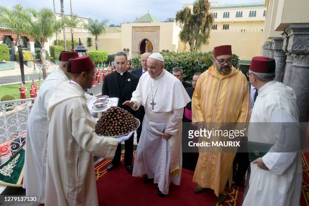 Le pape Francois et le roi du Maroc Mohammed VI visitent la mosquée Hassan II à Rabat, Maroc le 30 mars 2019. Le pape effectue une visite de deux...