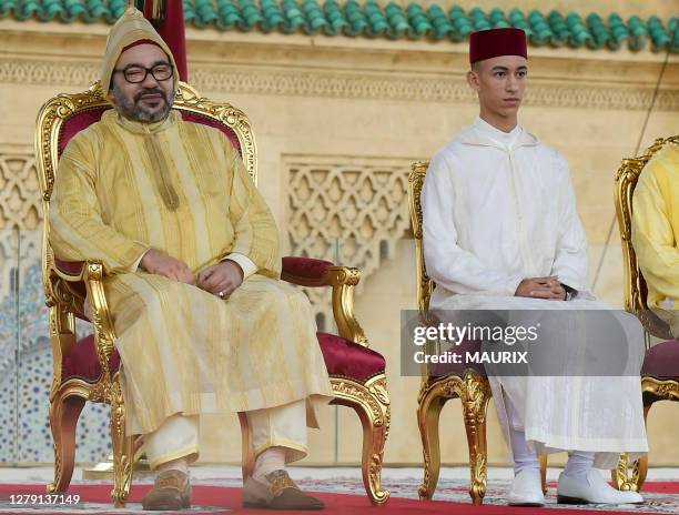 Le roi du Maroc Mohammed VI et son fils le prince Moulay El Hassan participent à une cérémonie de bienvenue au pape François sur l'esplanade de la...