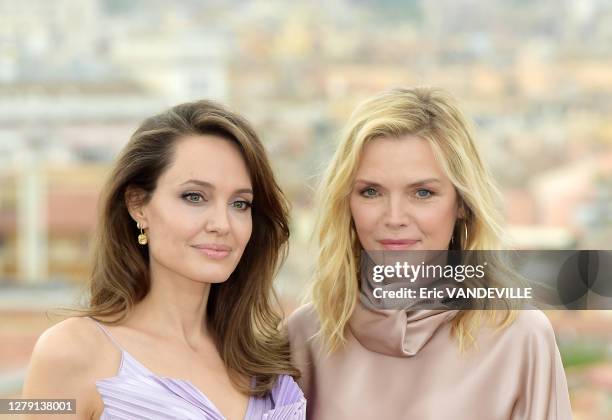Les actrices américaines Angelina Jolie et Michelle Pfeiffer posent lors d'un photocall pour la première européenne du film 'Maleficent : Mistress of...