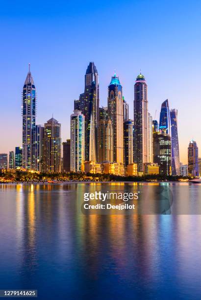 lo skyline della marina di dubai al tramonto, emirati arabi uniti - porto turistico foto e immagini stock