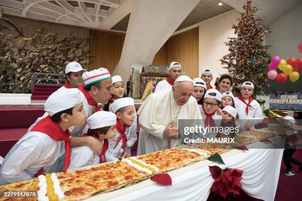 Le pape Francois fete ses 81 ans en soufflant une bougie posée sur une pizza géante en compagnie d'enfant patients du centre pédiatrique 'Santa...