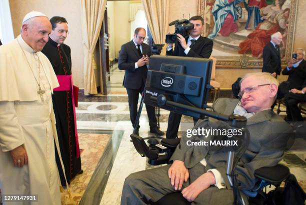 Le pape Francois rencontre le scientifique Britannique Stephen Hawking au Vatican le 28 novembre 2016. Hawking participait à une assemblée de...