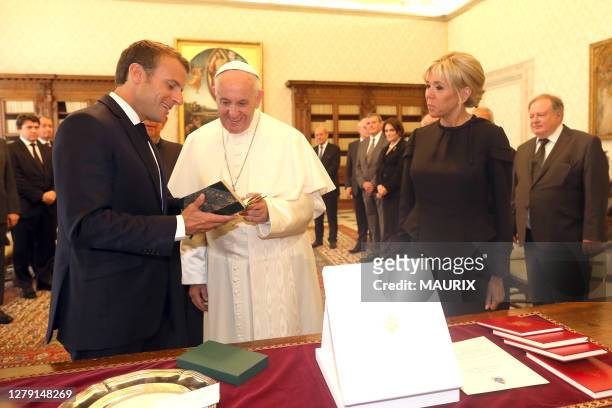 Le pape Francois reçoit le president Francais Emmanuel Macron et sa femme Brigitte lors d'une audience privée le 26 juin 2018 au Vatican.