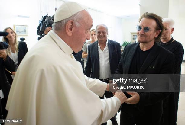 Bono Vox, chanteur du groupe irlandais U2 a rencontré le pape François au Vatican le 19 septembre 2018 pour exprimer son soutien aux actions...