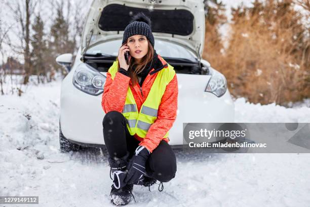 hilfe auf der straße - winter panne auto stock-fotos und bilder