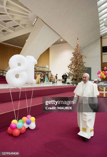 Le pape Francois fete ses 81 ans en soufflant une bougie posée sur une pizza géante en compagnie d'enfant patients du centre pédiatrique 'Santa...