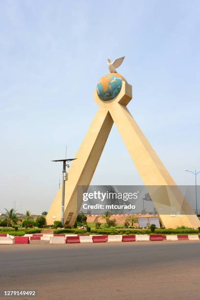 peace monument at the center of a traffic circle, bamako, mali - bamako bamako stock pictures, royalty-free photos & images