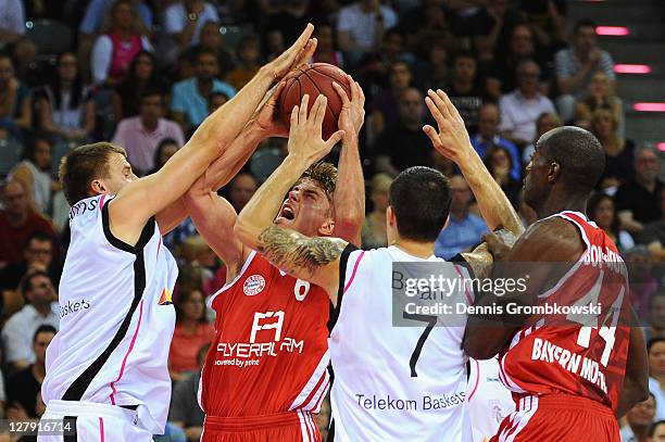 Steffen Hamann of Muenchen moves to the basket during the Beko BBL Bundesliga match between Telekom Baskets Bonn and FC Bayern Muenchen at Telekom...