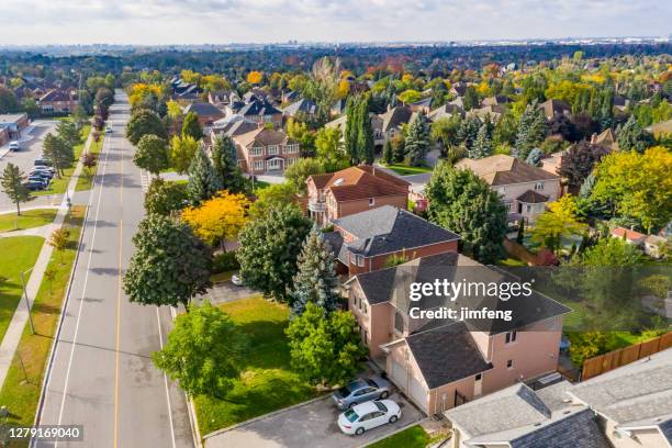 vista aérea da estrada rutherford e islington ave., casa isolada e duplex em woodbridge em vaughan, ontário, canadá - drone point of view - fotografias e filmes do acervo