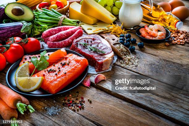 grupp av mat som innehåller carbohidrates, protein och kostfiber skott på träbord. - carbs bildbanksfoton och bilder