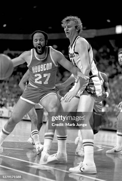 Zaid Abdul-Aziz of the Houston Rockets drives past Dan Issel during a game against the Denver Nuggets at McNichols Arena on April 2, 1978 in Denver,...