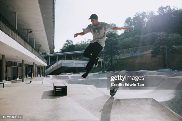 asiatischer skateboarder in aktion fällt aus - skate fail stock-fotos und bilder