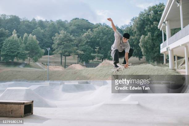 skateboarder asiatico in azione mid air x giochi - ollie pictures foto e immagini stock
