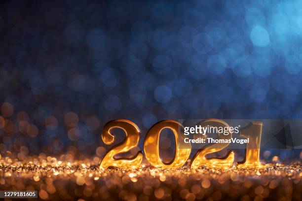 nieuwjaarsdecoratie 2021 - gouden blauwe feestviering kerstmis - 2021 stockfoto's en -beelden