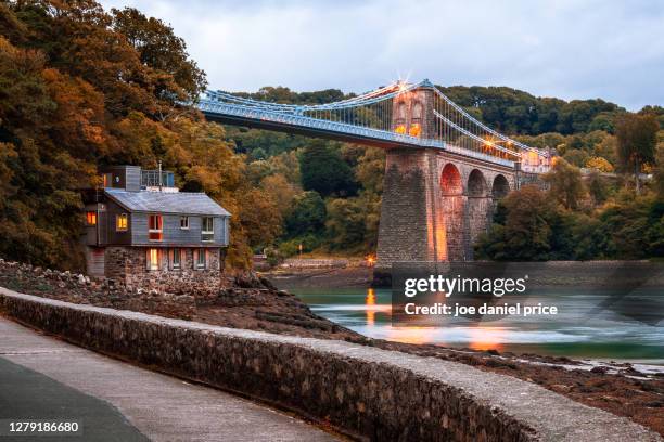 menai suspension bridge, anglesey, wales - anglesey wales stock-fotos und bilder