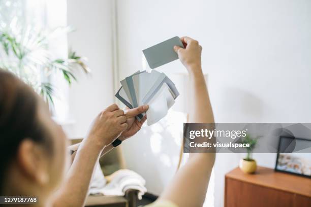 choosing the right color - amostra de cor imagens e fotografias de stock