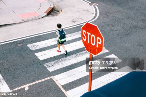 regreso a la escuela en covid-19 tiempo - crosswalk fotografías e imágenes de stock