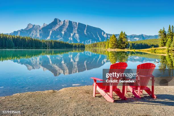 rustig landschap banff nationaal park alberta canada - canadese rocky mountains stockfoto's en -beelden