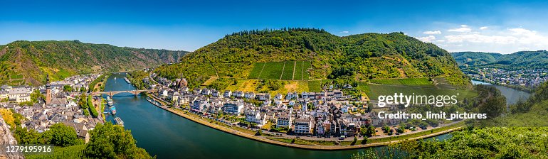 Panoramisch areal uitzicht over Cochem bij Mosel River in Duitsland Panoramisch areal uitzicht over Cochem bij Mosel River in Duitsland