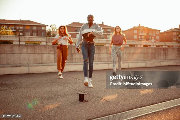 dancing group - companhia de dança imagens e fotografias de stock
