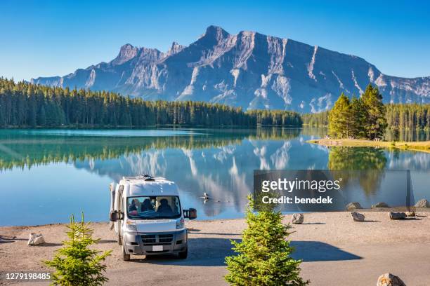 rv van in banff national park alberta canada - trailer imagens e fotografias de stock