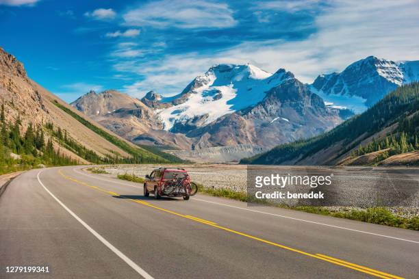 icefields parkway abenteuer canadian rockies alberta kanada - car top view stock-fotos und bilder