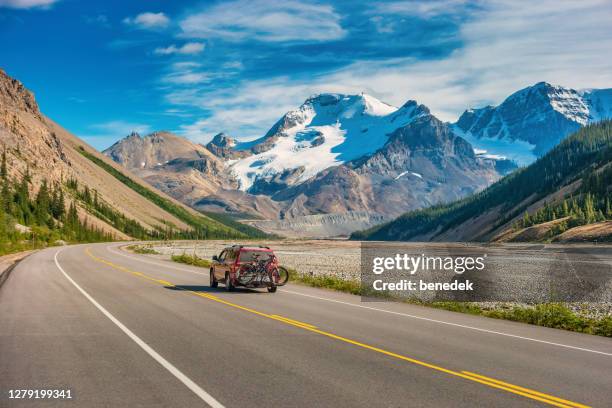 aventura icefields parkway canadian rockies alberta canada - car on road fotografías e imágenes de stock