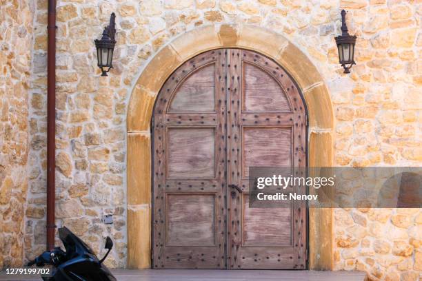 image of ancient castle gate - old castle entrance stockfoto's en -beelden