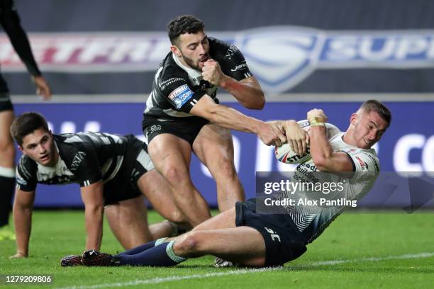 Jack Walker of Leeds Rhinos scores his sides first try during the Betfred Super League match between Hull FC and Leeds Rhinos at Emerald Headingley...