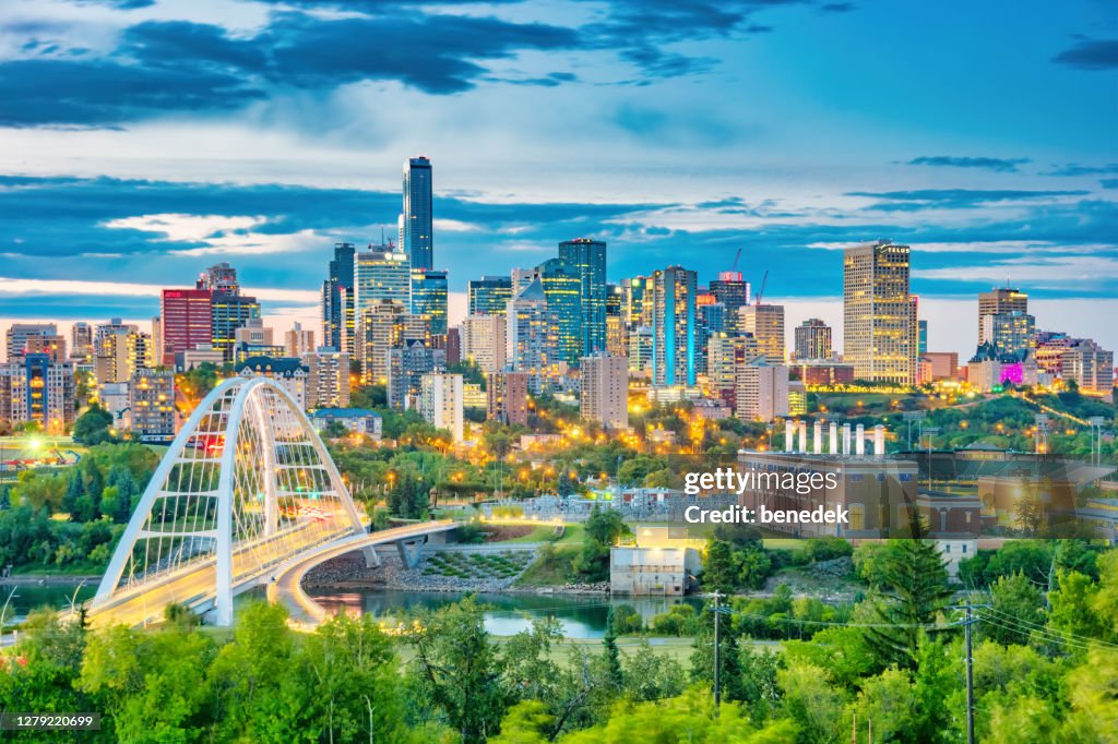 Skyline van het centrum Edmonton Alberta Canada bij schemering
