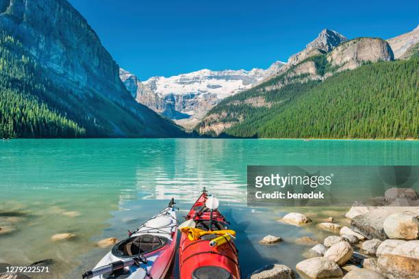 kajaks bij lake louise banff national park alberta canada - louisemeer stockfoto's en -beelden