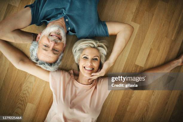 amante de la pareja de mediana edad en casa. - pareja de mediana edad fotografías e imágenes de stock