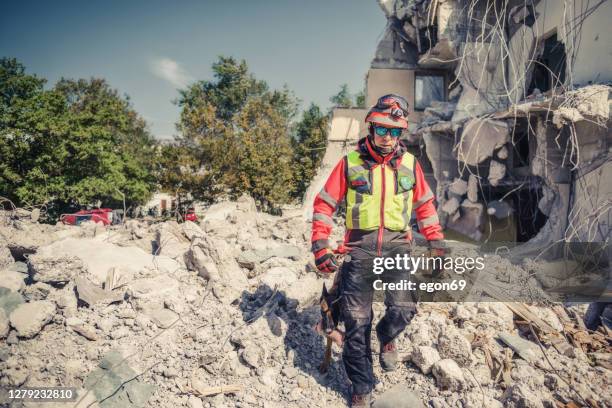búsqueda rescatista con la ayuda de la foto de la acción del perro de rescate - trabajador de rescate fotografías e imágenes de stock